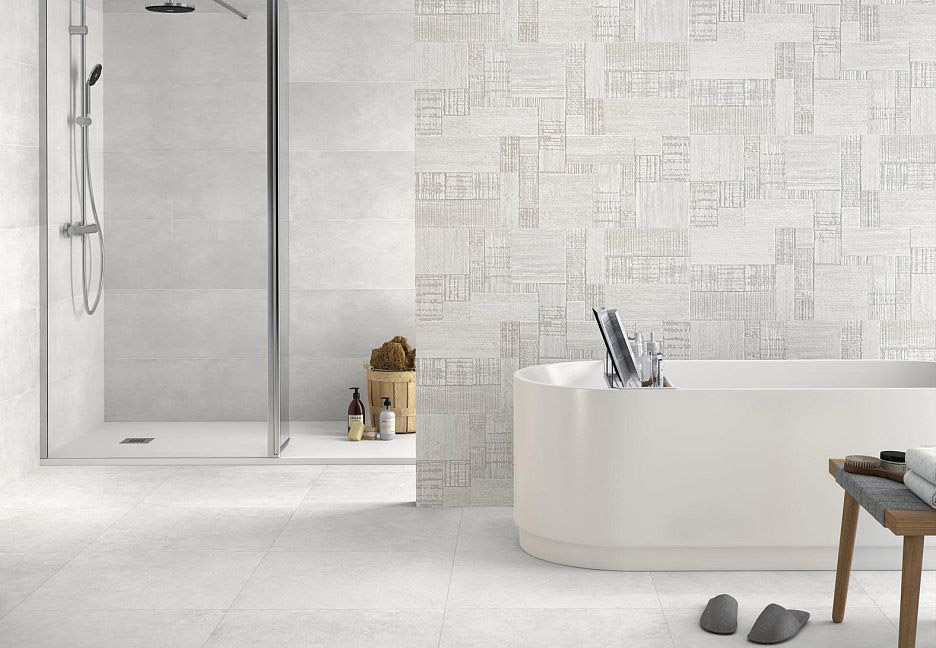 Просторная ванная в белых тонах с душем и ванной