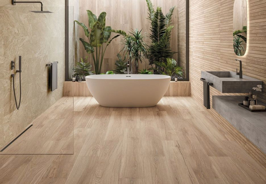 Ванная с деревянными акцентами и зелеными растениями