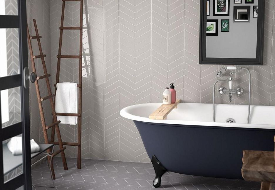 Ванная комната с ванной и лестницей.