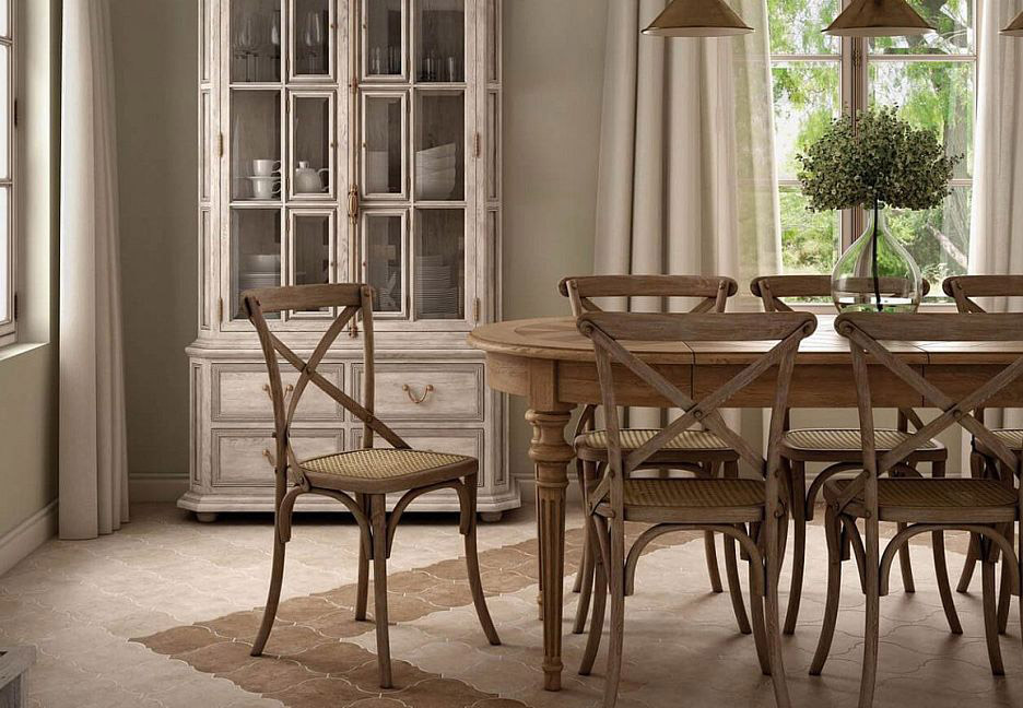 Кухня с деревянным столом и стульями