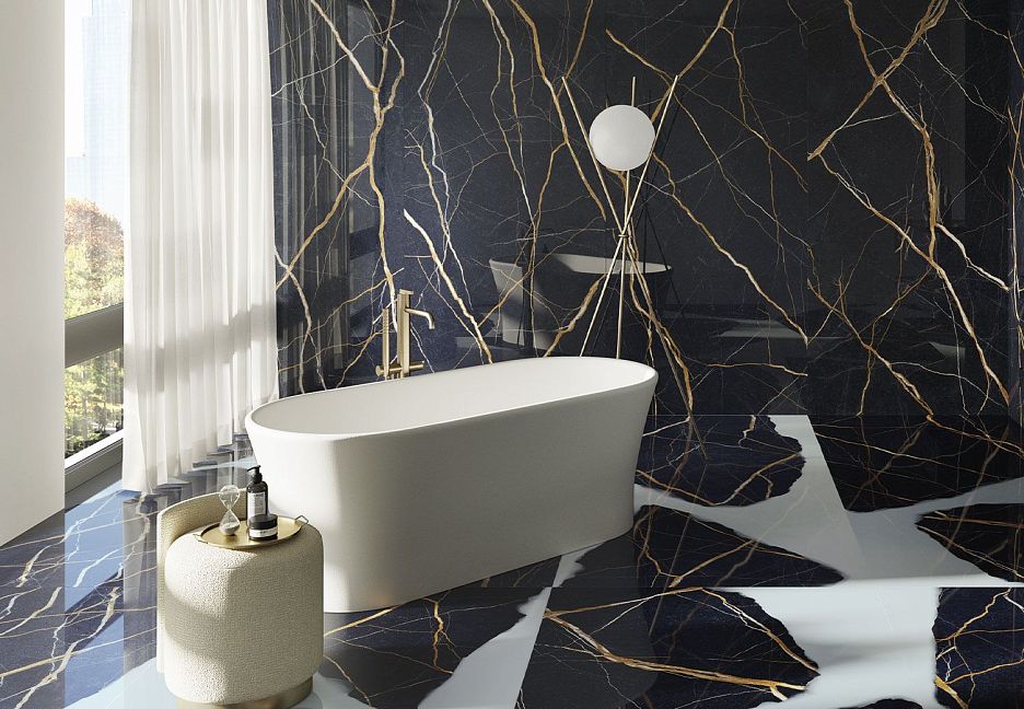 Ванная комната с мраморными стенами и полом, белой ванной.