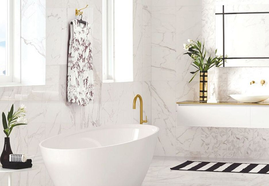 Мраморная плитка в светлой ванной с окнами