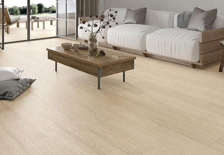 Гостиная с мягким белым диваном и деревянным полом