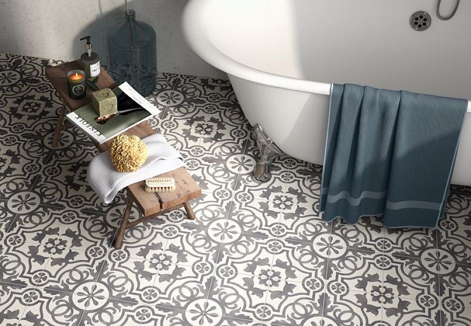 Керамогранит с узором на полу в ванной комнате