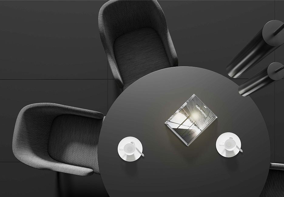 Черный стол с двумя чашками и книгой