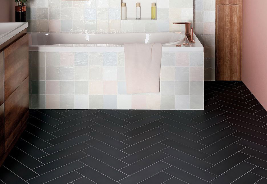 Уютная ванная с темной плиткой на полу