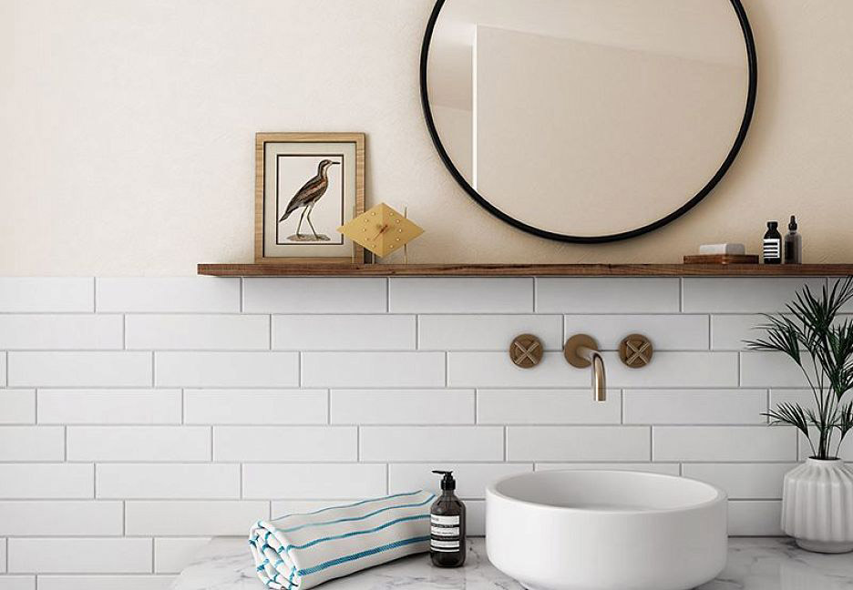 Раковина с круглым зеркалом и декором