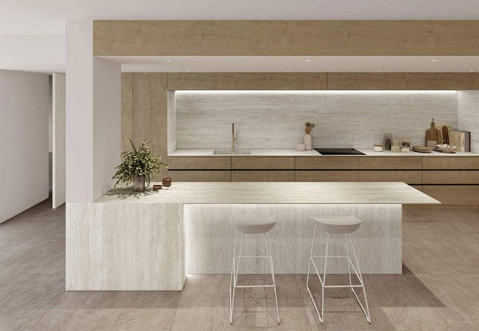 Современная кухня с функциональным встроенным освещением