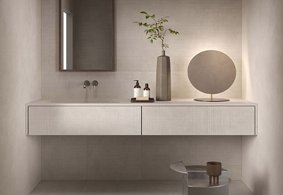 Зона для умывания в бежевых тонах с зеркалом