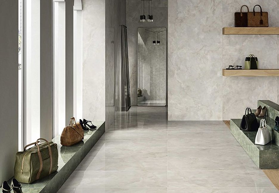 Коридор с обувью и сумками на полках.