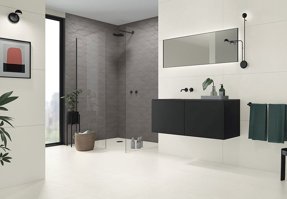 Минималистичная ванная с черным подвесным шкафом и стеклом