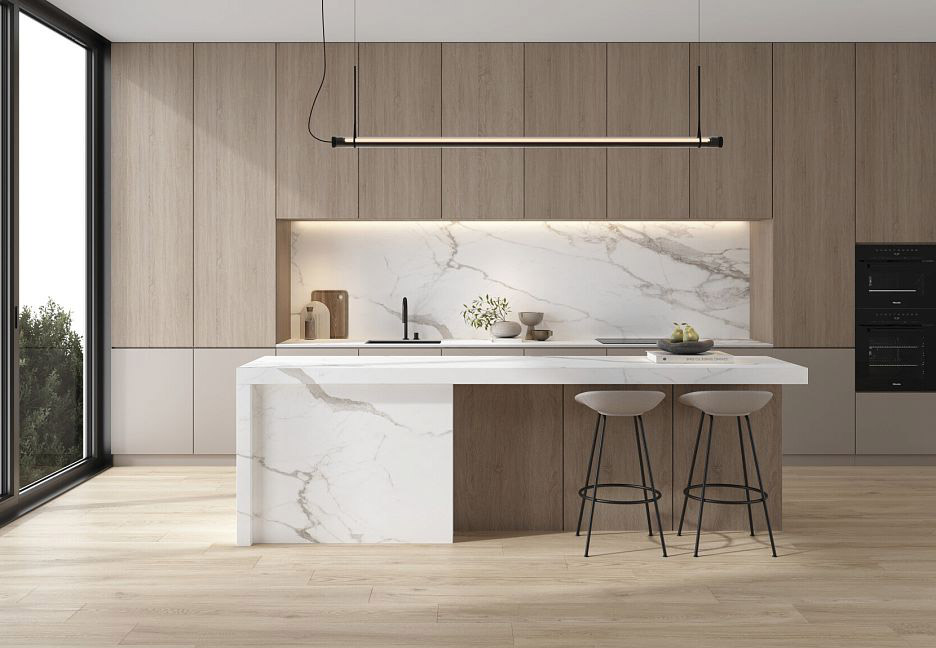 Светлая кухня с мраморными деталями и окном