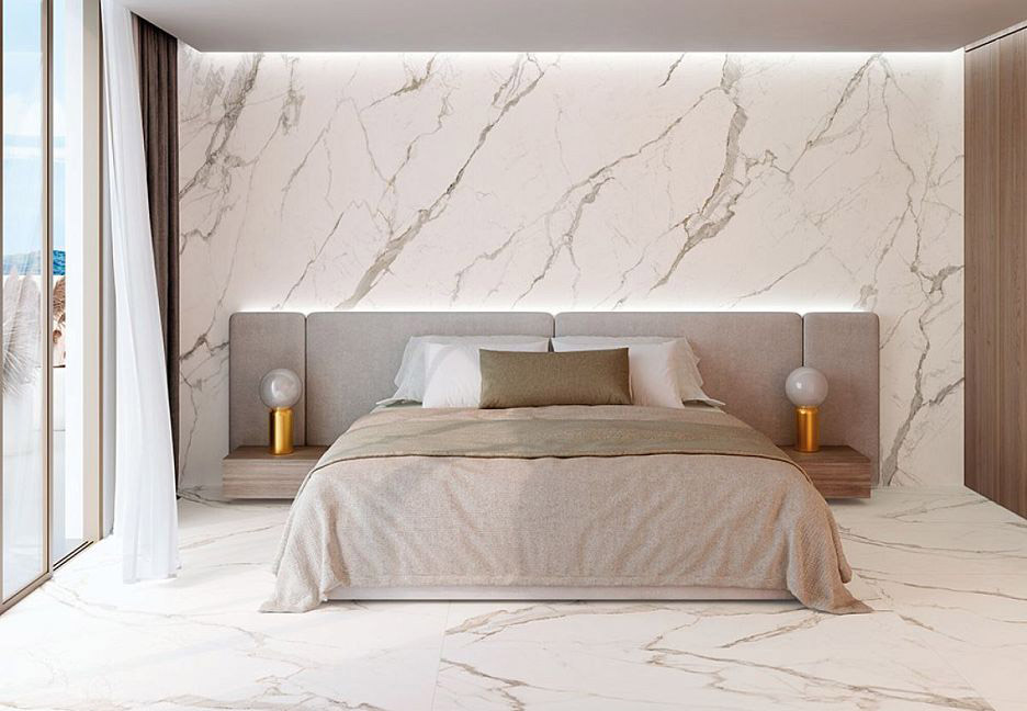 Спальня с мраморной облицовкой и панорамным окном