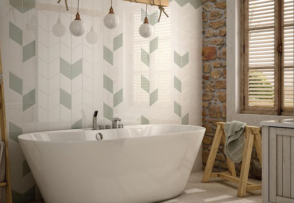 Ванная комната с ванной и каменной стеной.