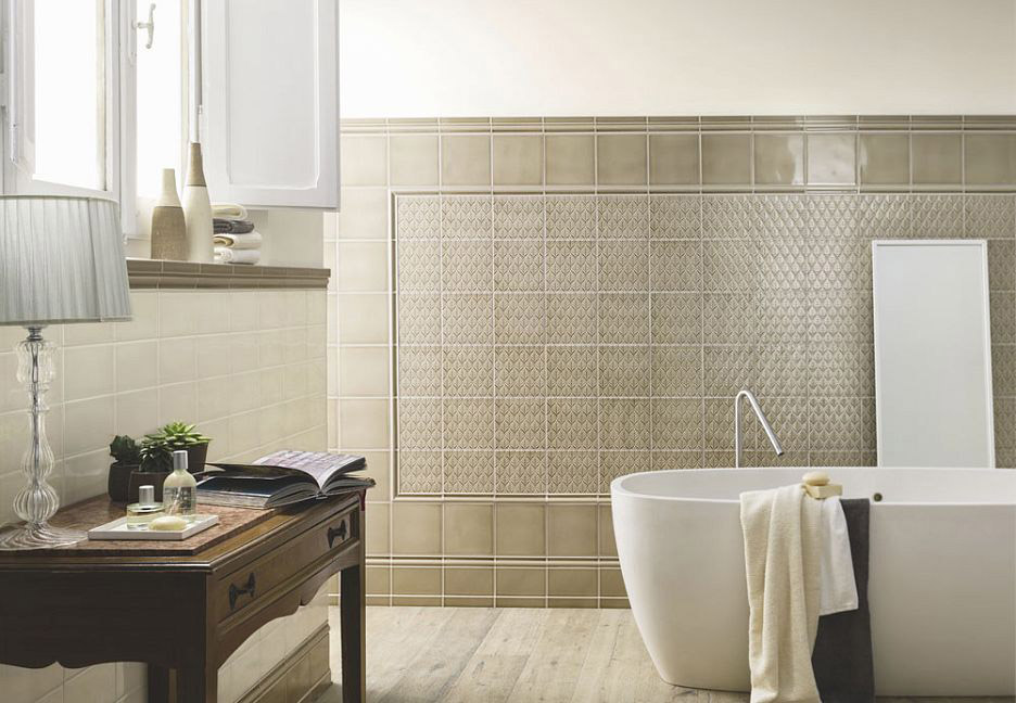 Ванная с бежевой плиткой, ванной и столиком