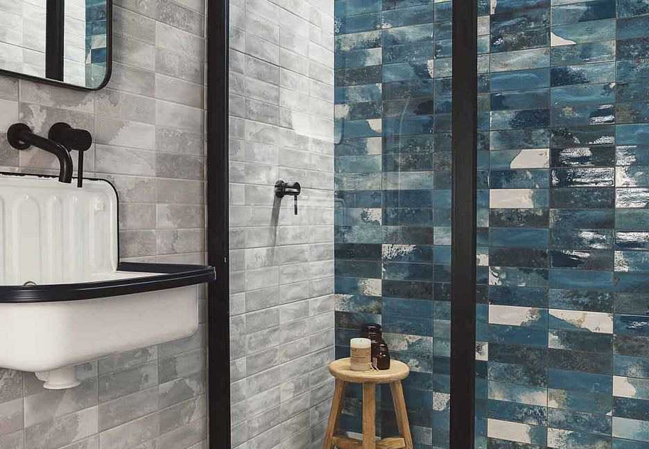 Душевая с акцентной синей плиткой