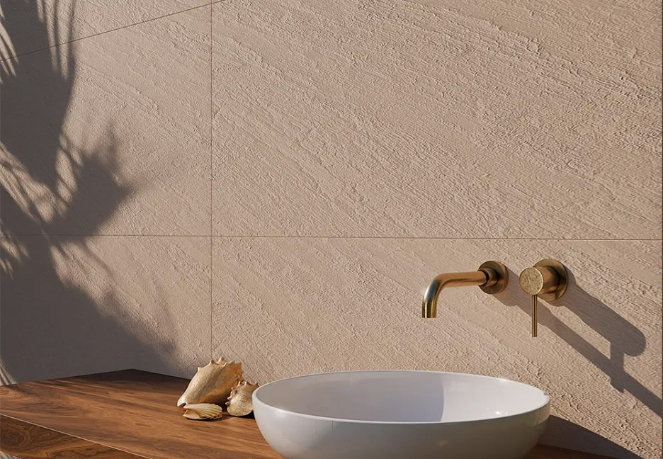 Раковина с золотым смесителем и деревянной столешницей