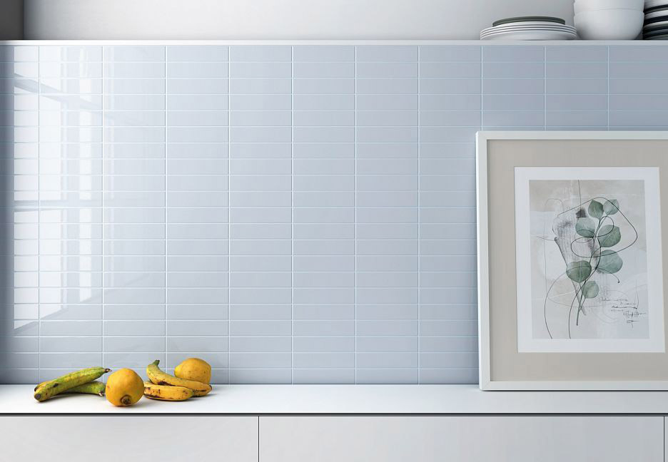 Нежно-голубая плитка в современном интерьере