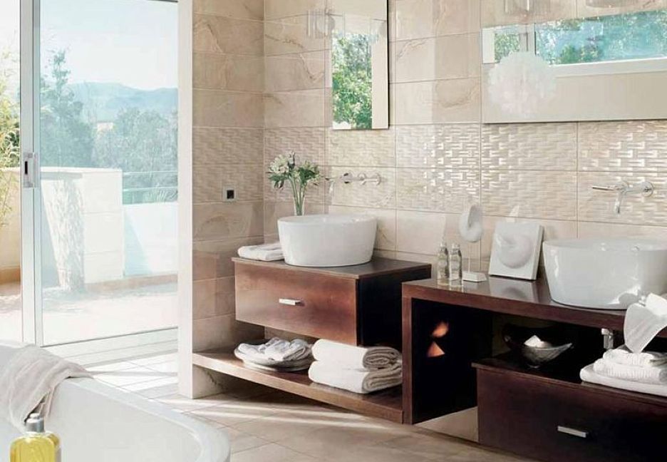 Современная ванная с плиткой и панорамным окном
