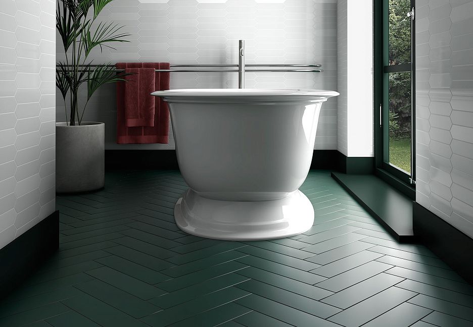 Ванна на подиуме, белая плитка, зеленый пол "елочка"