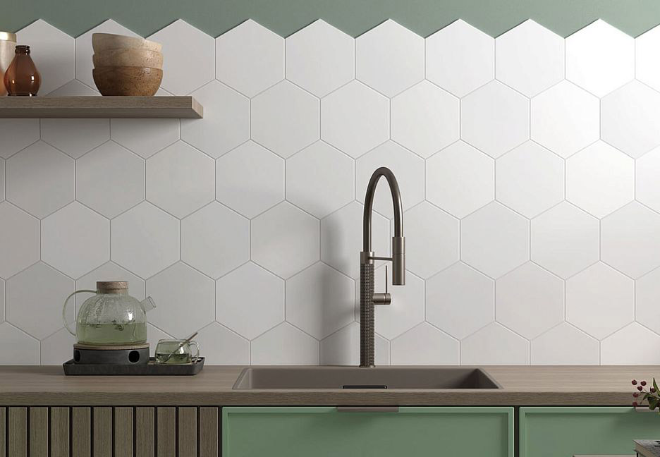 Светлый интерьер кухни с зелеными и белыми акцентами