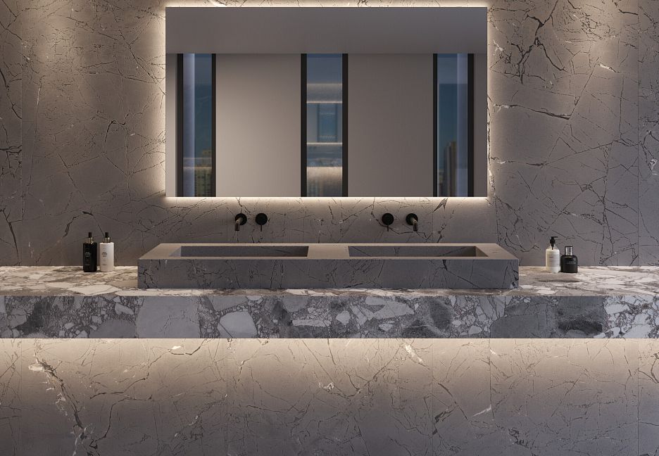 Ванная комната с мраморной отделкой и зеркалом