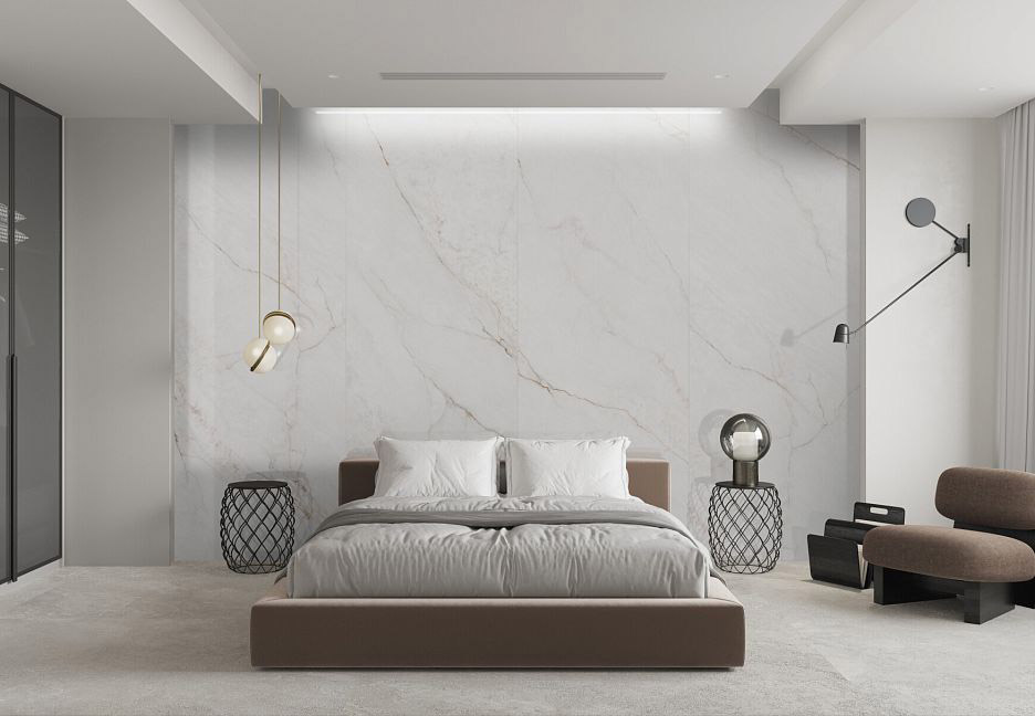 Светлая спальня с мраморной плиткой и кроватью