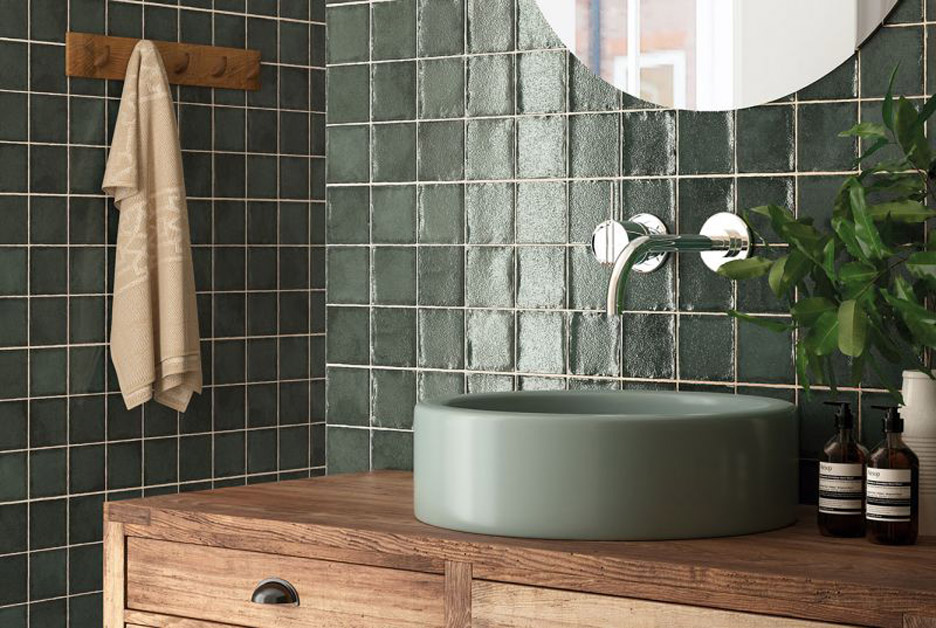 Зеленая плитка в дизайне ванной