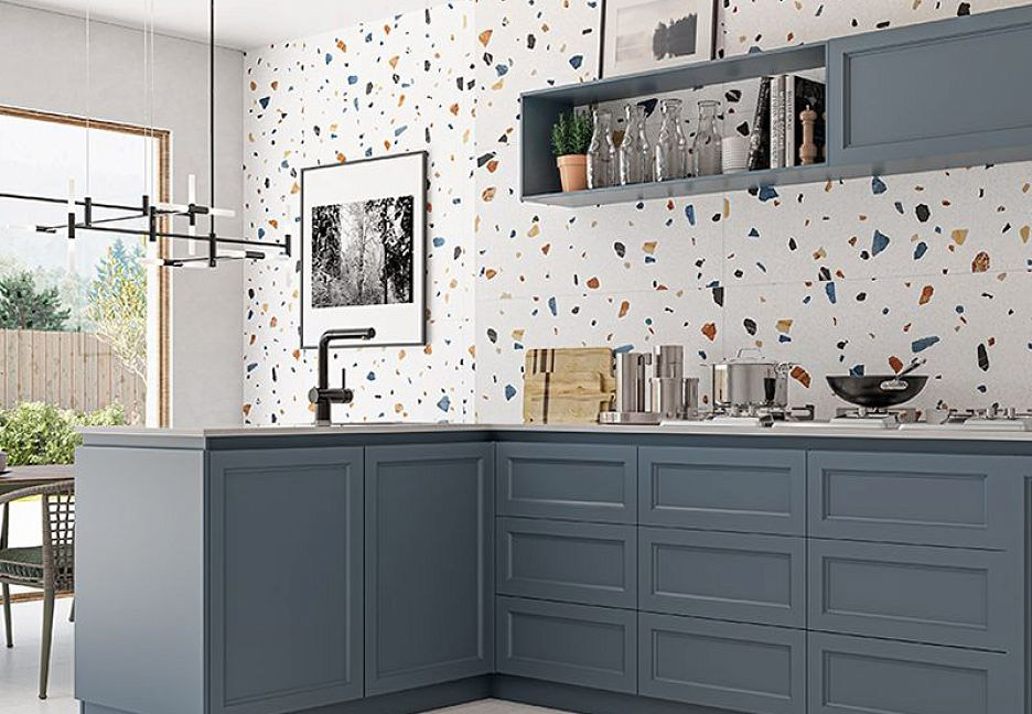 Светлый интерьер кухни с голубыми шкафами