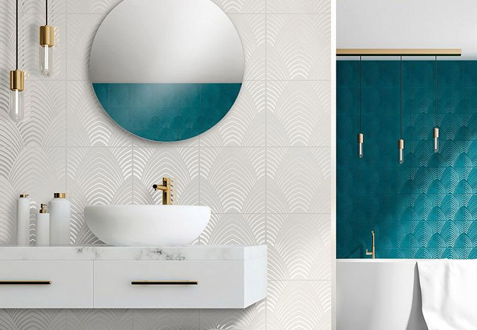 Ванная с узорной плиткой и круглым зеркалом