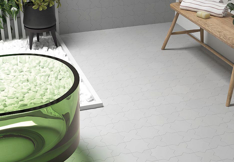 Минималистичная ванная с зелёным вазоном и полотенцами 