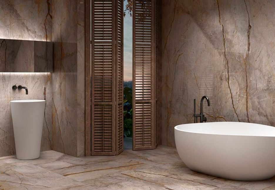 Интерьер ванной комнаты с мраморной отделкой и деревом