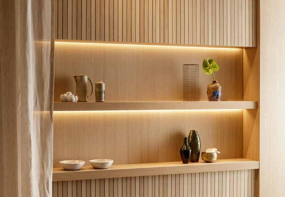 Полка с вазами и посудой.