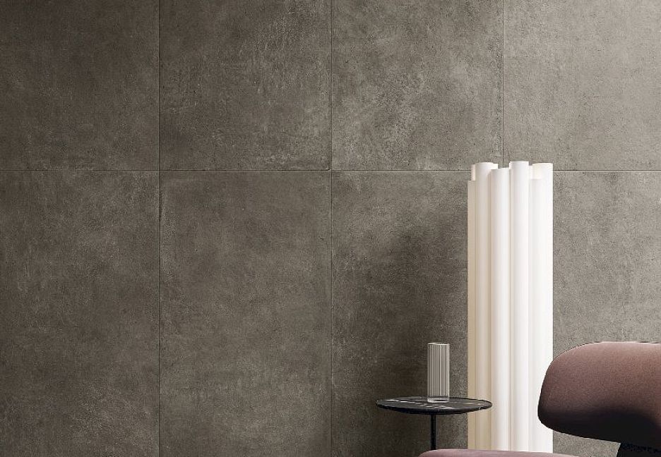 стена из потертого серого керамогранита