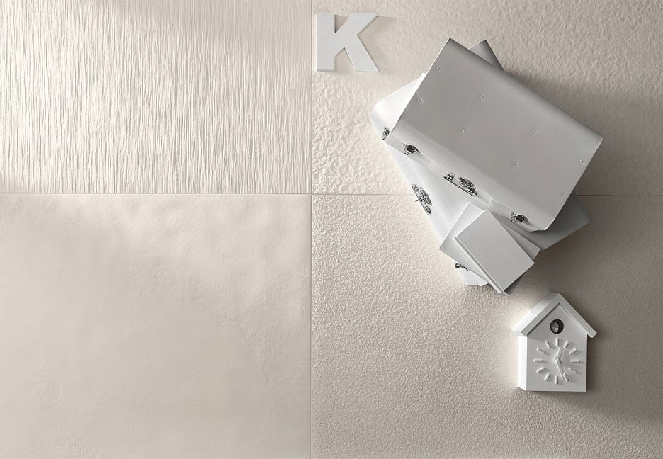 Белая буква К с книгами и домиком на бежевом фоне 