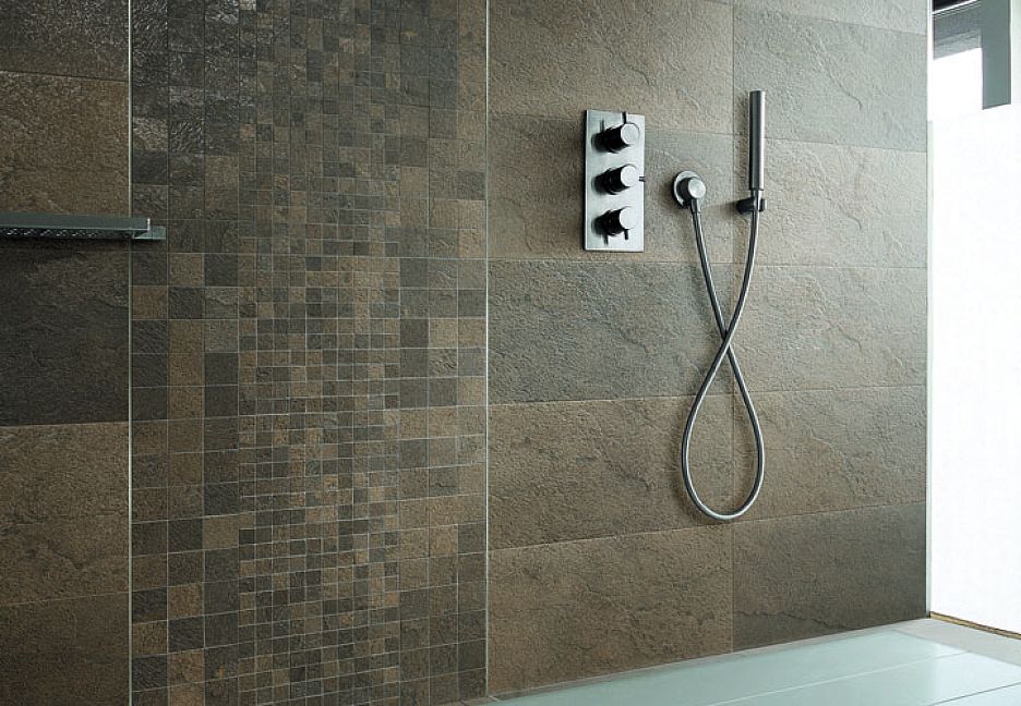 Интерьер ванной комнаты с душевой кабиной и плиткой.