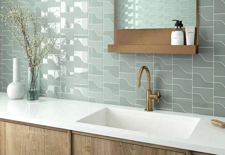 Ванная с узорной зеленой плиткой и раковиной