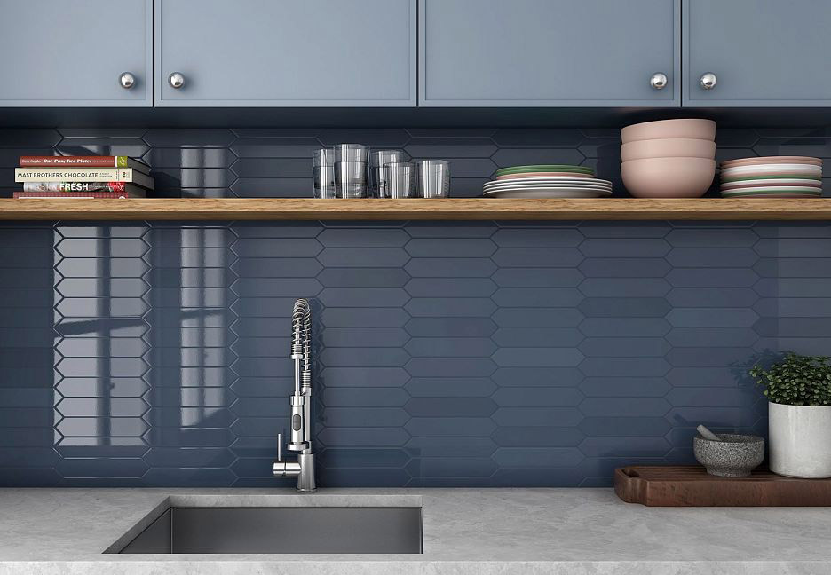 Стильная кухонная раковина с синей отделкой