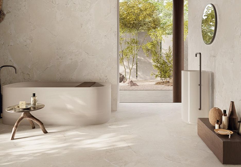 Ванная комната с ванной, раковиной и видом на природу