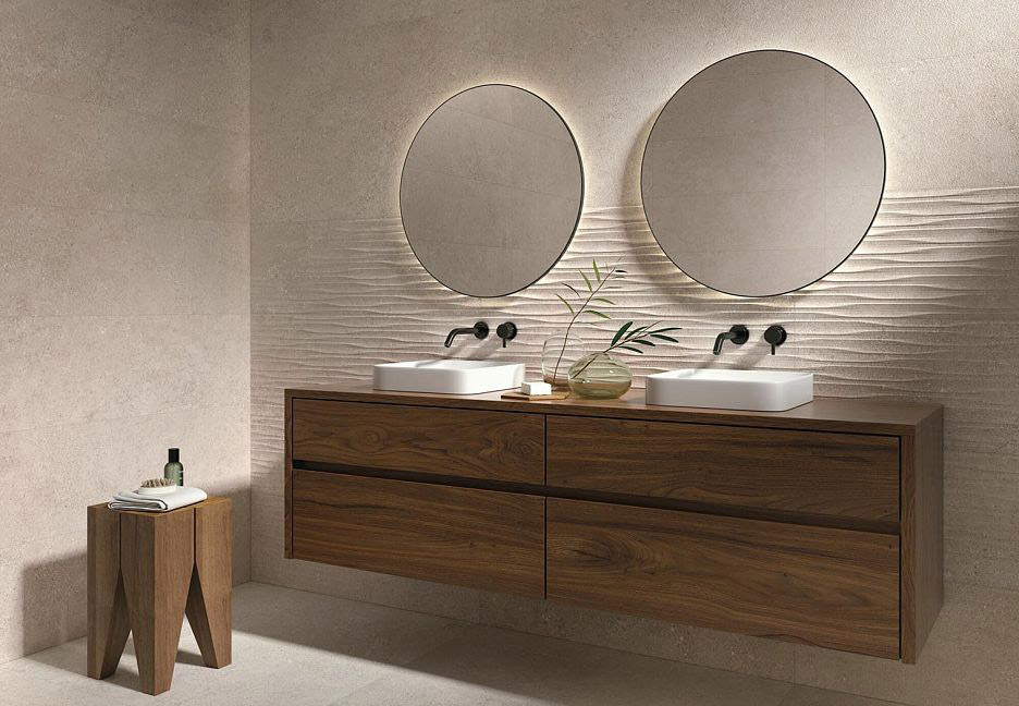 Ванная с двойной раковиной и подсвеченными зеркалами