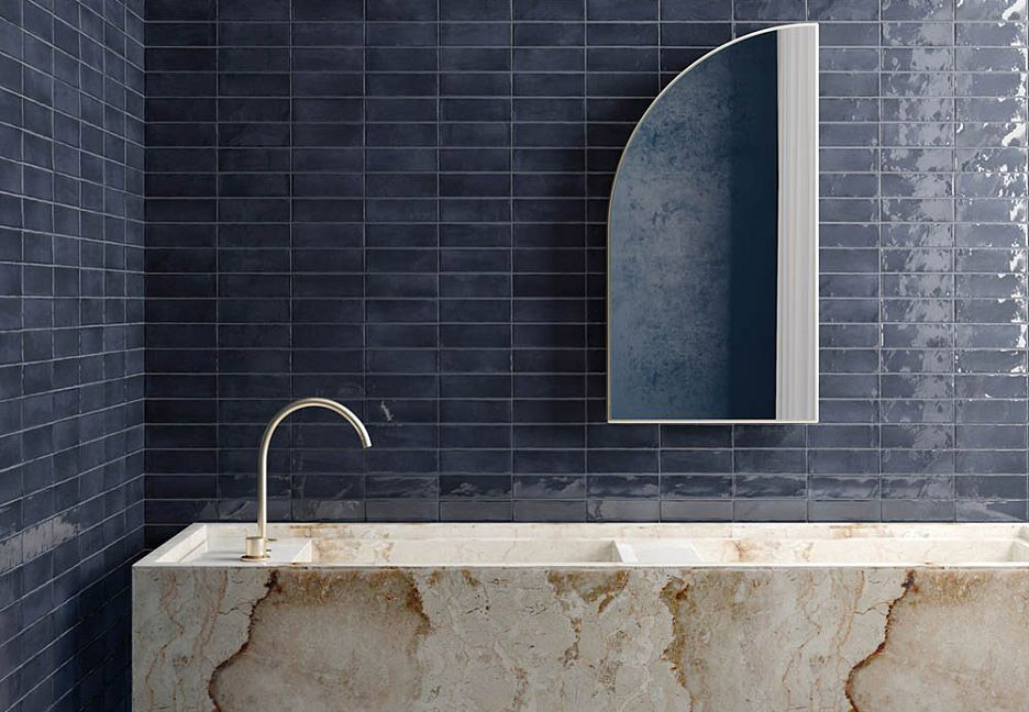 Ванная с синей плиткой и мраморной ванной