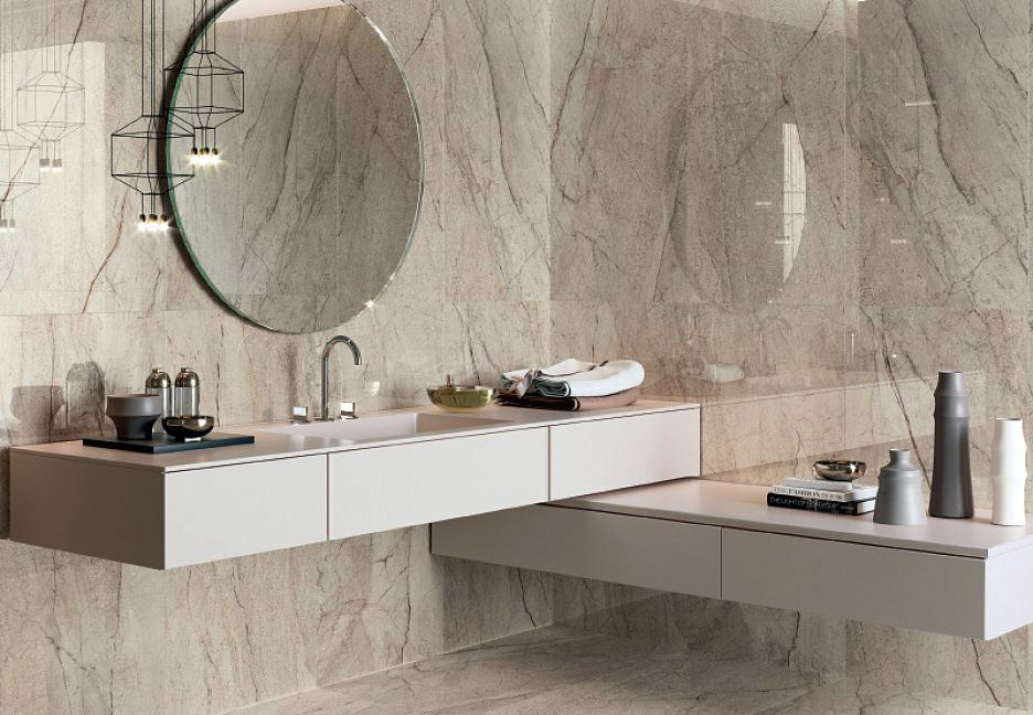 Ванная с мраморной плиткой и круглым зеркалом