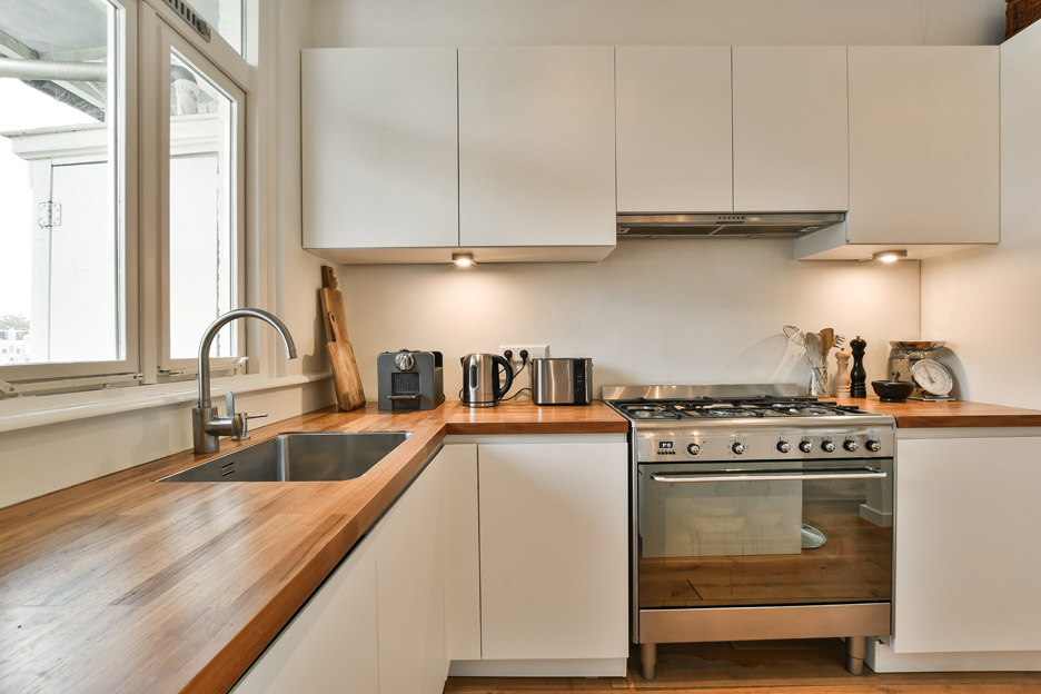 Светлый интерьер кухни с белыми шкафами