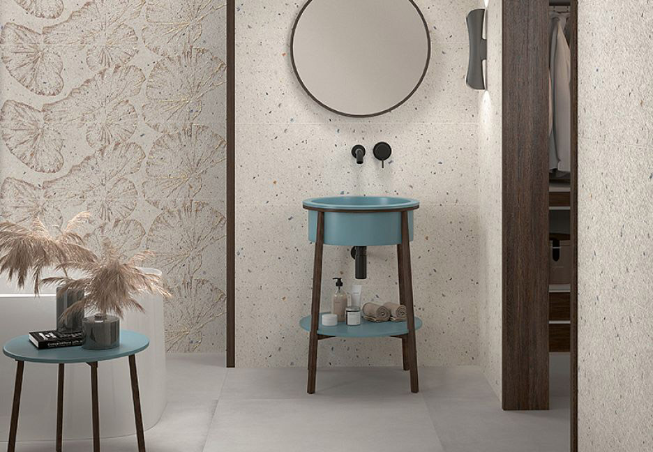 Голубая раковина и столик в дизайне ванной