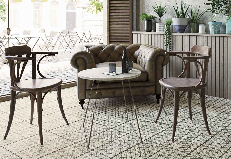 Интерьер кафе с диваном, креслами и столиком.