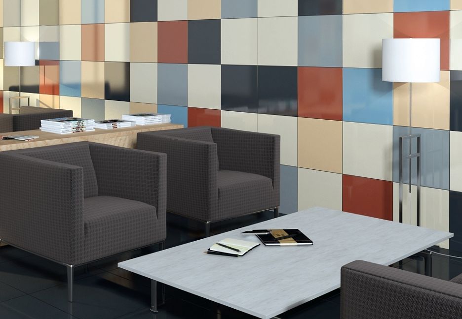 Интерьер гостиной с мраморным полом, диваном и журнальным столиком.