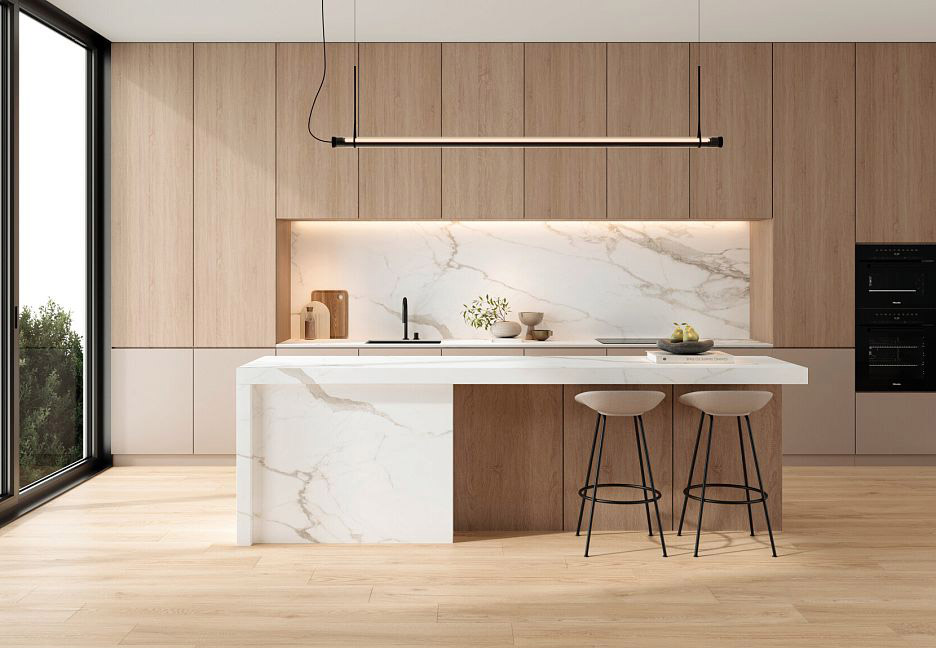 Светлая кухня с акцентом на натуральное дерево