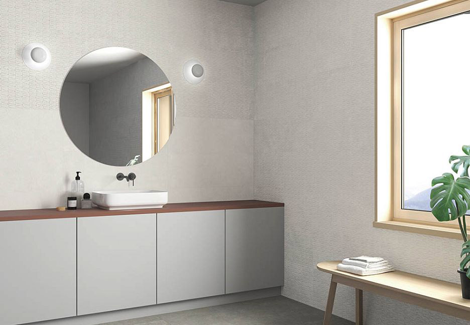 Минималистичный дизайн ванной с круглым зеркалом