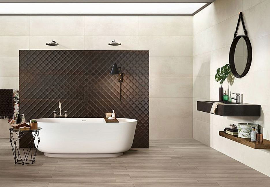 Просторная ванная с акцентной коричневой плиткой