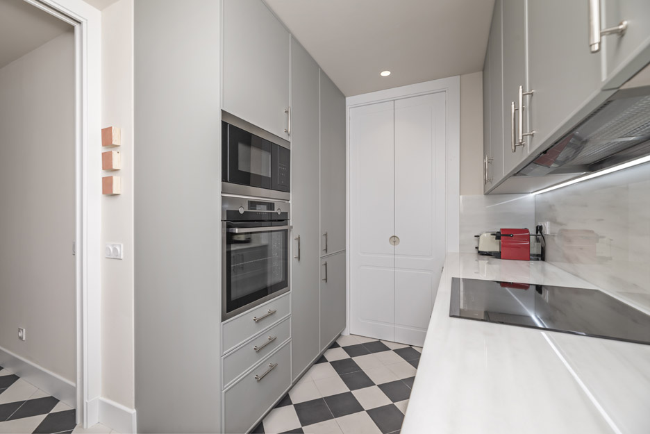 Небольшая кухня с серым гарнитуром